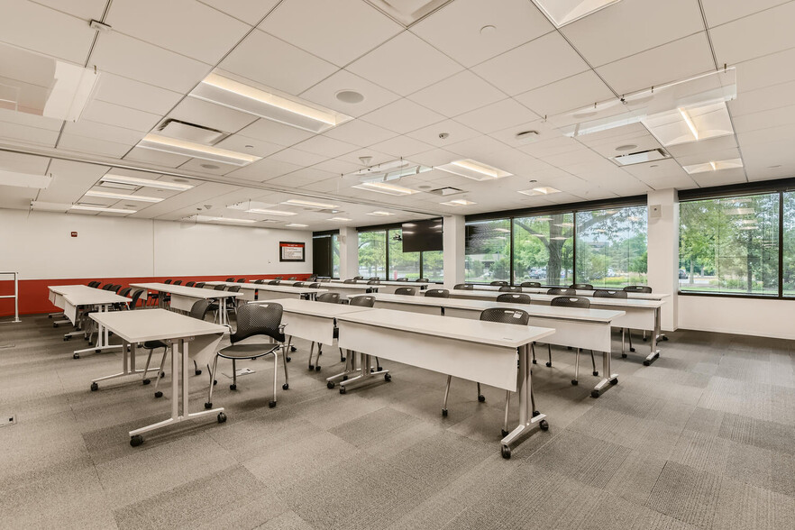 25 Tri State International, Lincolnshire, IL for lease - Interior Photo - Image 3 of 10