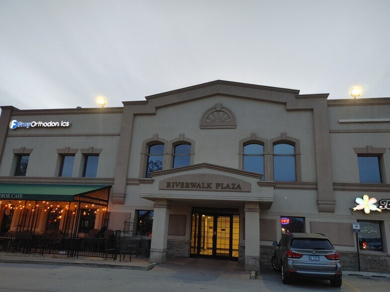 175 W Jackson Ave, Naperville, IL à vendre - Photo du bâtiment - Image 3 de 5