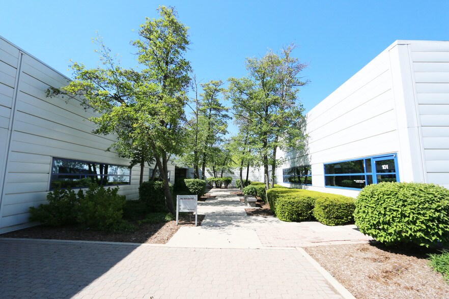 550 N Commons Dr, Aurora, IL à louer - Photo du bâtiment - Image 2 de 5