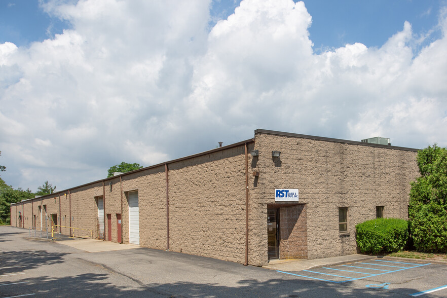 2130 Pond Rd, Ronkonkoma, NY for sale - Building Photo - Image 1 of 1