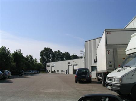 Flex in Ecquevilly for lease - Building Photo - Image 2 of 7