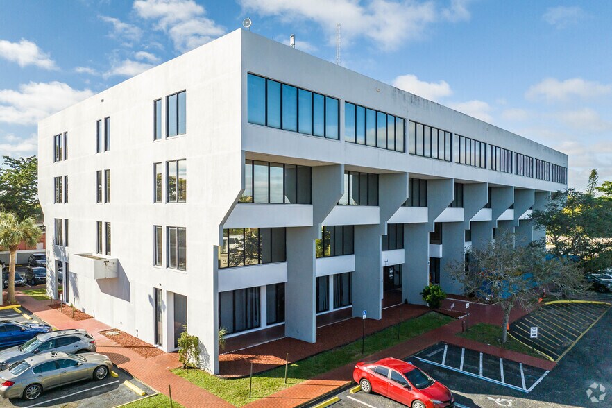 840 SW 81st Ave, North Lauderdale, FL à louer - Photo du bâtiment - Image 3 de 23