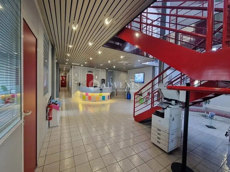 Industrial in Maurepas for lease - Building Photo - Image 3 of 12