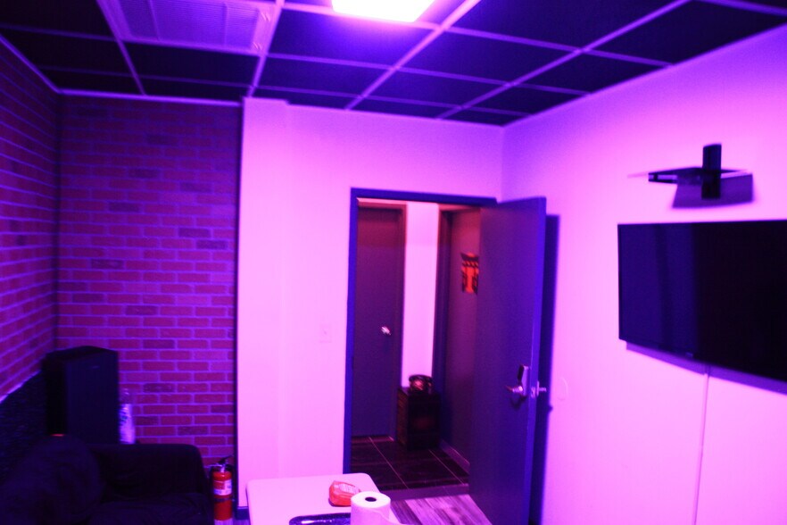 475 Babylon Tpke, Freeport, NY à louer - Photo du bâtiment - Image 3 de 8