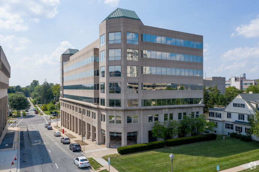 210 W Pennsylvania Ave, Towson, MD à louer - Photo du bâtiment - Image 2 de 24