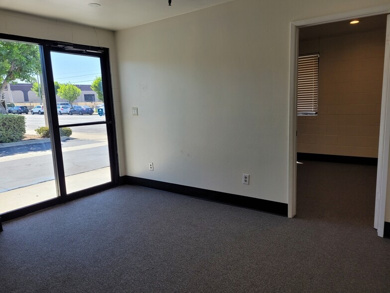 1004 W Brooks St, Ontario, CA for lease - Building Photo - Image 2 of 16