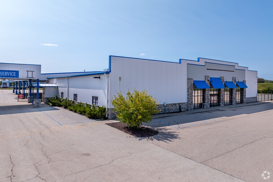 800 E Green Bay Ave, Saukville, WI for lease - Building Photo - Image 2 of 5