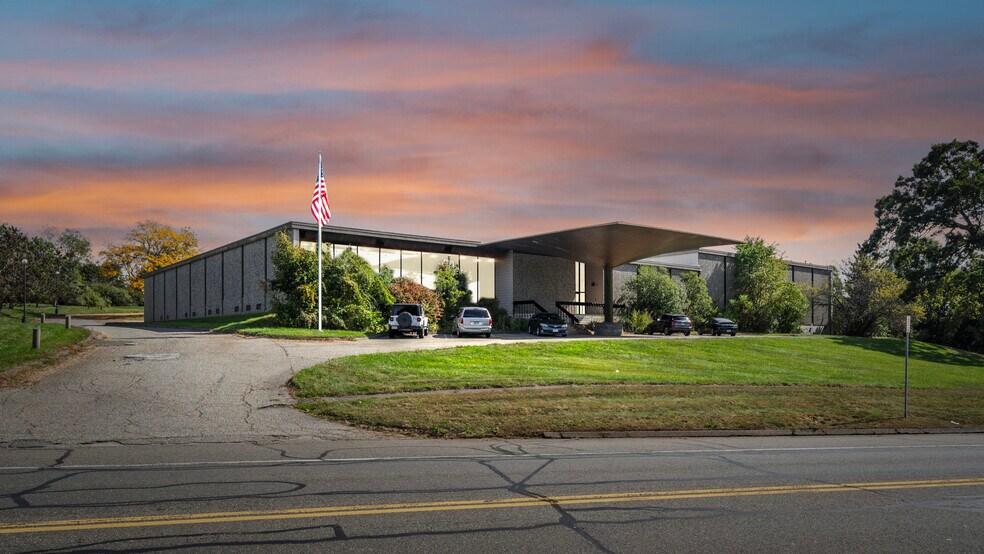 120 Whiting Farms Rd, Holyoke, MA à vendre - Photo du bâtiment - Image 1 de 10