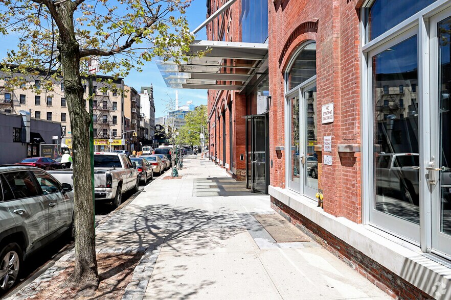 461 W 126th St, New York, NY à louer - Photo du bâtiment - Image 3 de 13