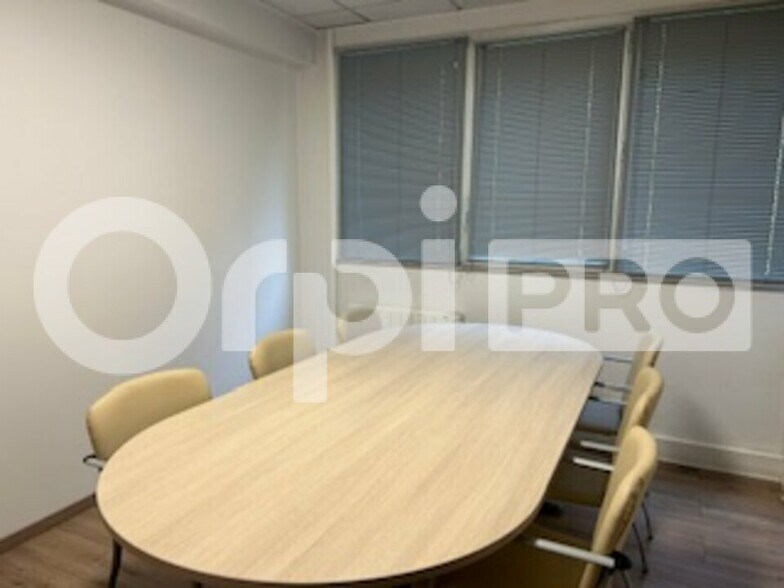 Office in Lissieu for lease - Interior Photo - Image 3 of 9