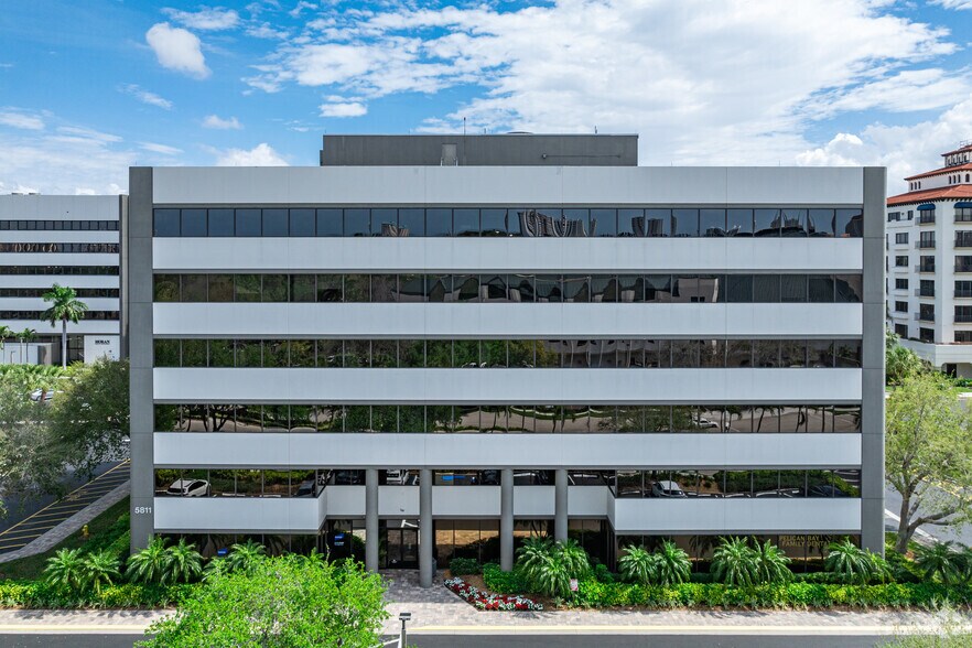 5811 Pelican Bay Blvd, Naples, FL à louer - Photo du bâtiment - Image 3 de 10