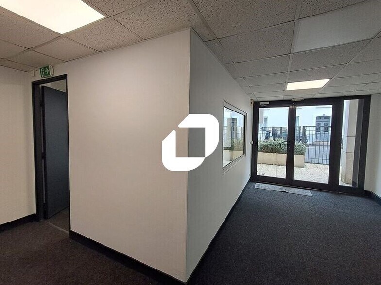 Office in Courbevoie for lease - Building Photo - Image 3 of 10