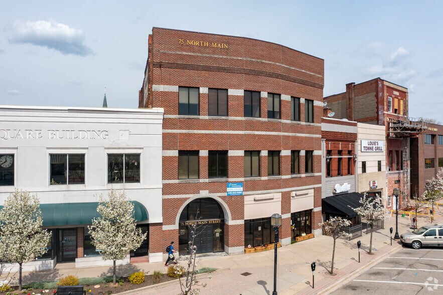 75 N Main St, Mount Clemens, MI à louer - Photo du bâtiment - Image 2 de 8