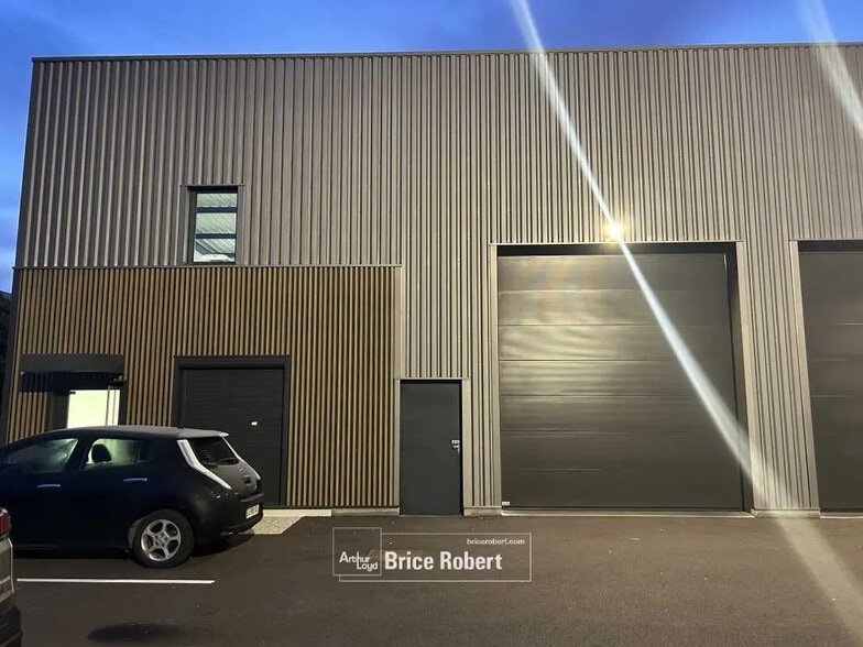 Office in Chassieu for lease - Building Photo - Image 1 of 20