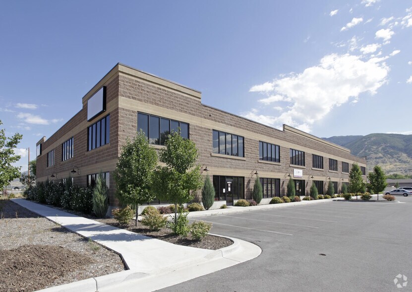 803 N 1250 W, Centerville, UT à louer - Photo du bâtiment - Image 2 de 6