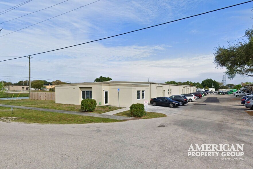 6055 Porter Way, Sarasota, FL à louer - Photo du bâtiment - Image 2 de 3