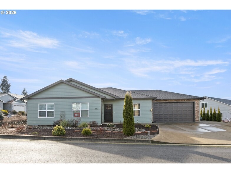 582 Fairway Estates Dr, Sutherlin, OR à vendre - Photo du bâtiment - Image 1 de 1