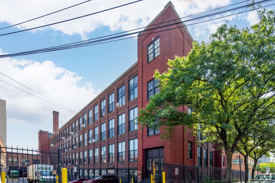37-24 24th St, Long Island City, NY à louer - Photo du bâtiment - Image 3 de 5