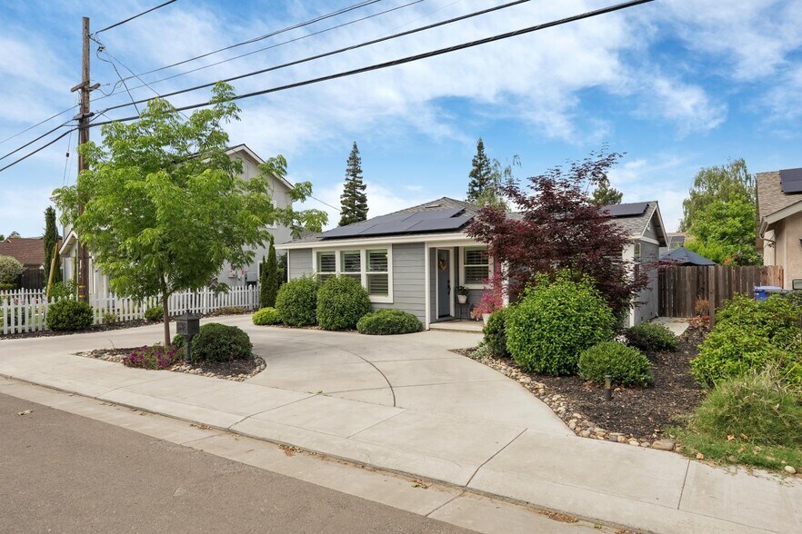 595 E Augusta St, Woodbridge, CA à vendre - Photo du bâtiment - Image 2 de 50
