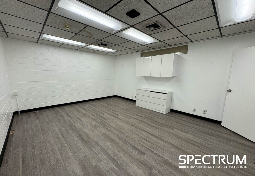 7735-7751 Densmore Ave, Van Nuys, CA à louer - Photo du bâtiment - Image 3 de 5