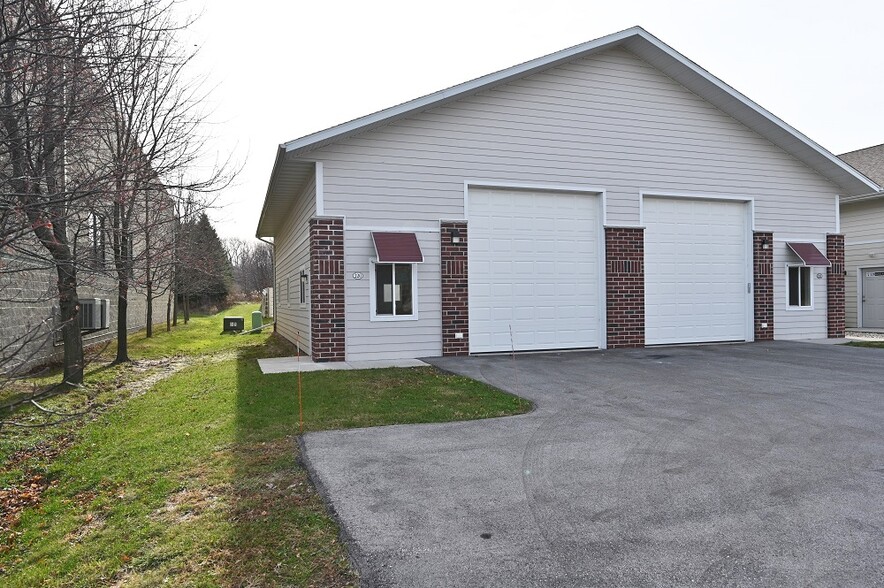 220 Enterprise Rd, Delafield, WI for sale - Building Photo - Image 1 of 1