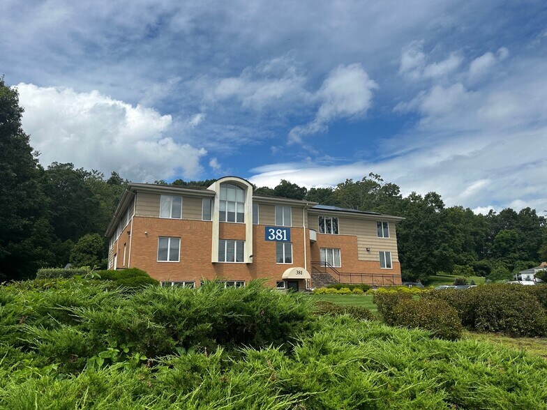 381 Hopmeadow St, Simsbury, CT à louer - Photo du bâtiment - Image 1 de 13