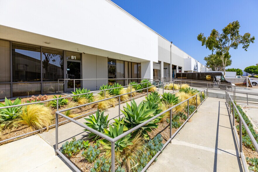 8221 Arjons Dr, San Diego, CA à louer - Photo du bâtiment - Image 2 de 15