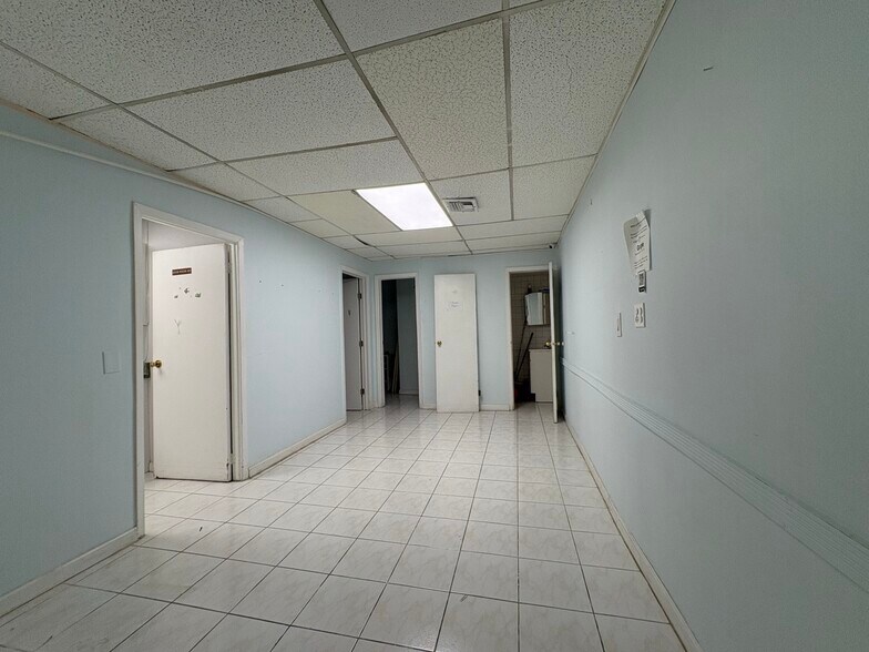 3078-30100 51st St, Woodside, NY à louer - Photo du bâtiment - Image 2 de 8