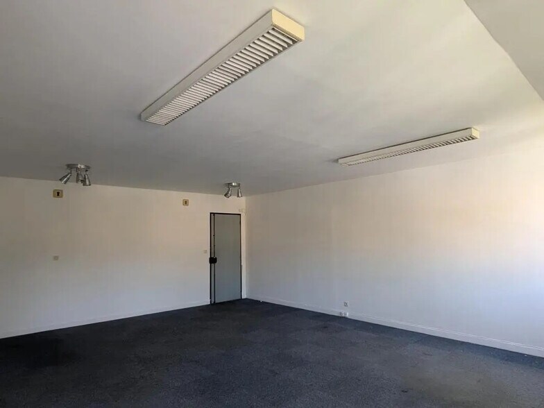 Rue Albert Einstein, Champs-sur-Marne for lease - Interior Photo - Image 2 of 7