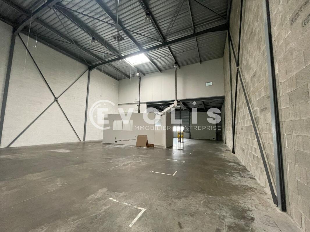 Industrial in SAINT-JEAN-D'ILLAC for lease Interior Photo- Image 1 of 7