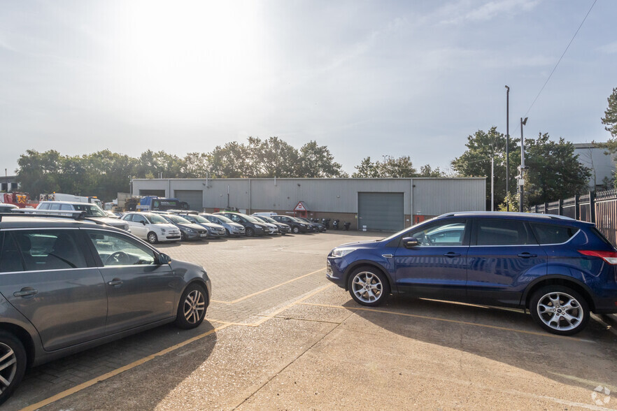 Open Storage Investment portfolio of 3 properties for sale on LoopNet.ca - Primary Photo - Image 3 of 3