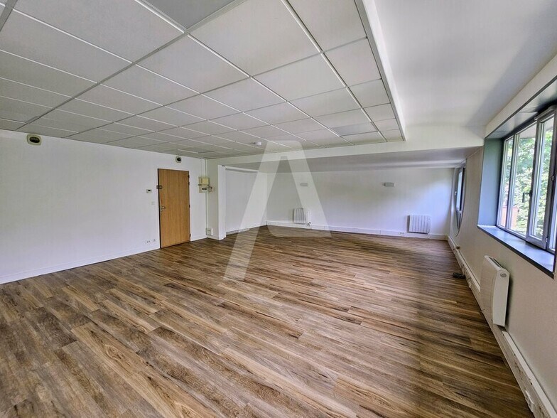 21 Rue Jacques Cartier, Voisins-le-Bretonneux for lease - Interior Photo - Image 2 of 8