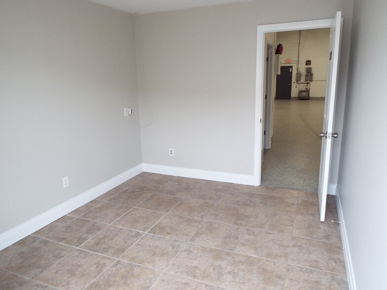 1333 Boundary Rd, Oshawa, ON for lease - Building Photo - Image 3 of 9
