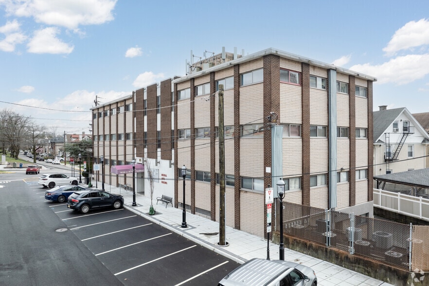 810 Abbott Blvd, Fort Lee, NJ for sale - Building Photo - Image 2 of 10
