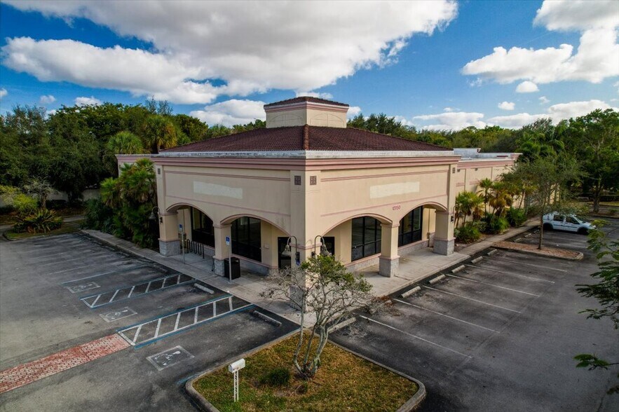 12750 S Military Trl, Boynton Beach, FL à vendre - Photo du bâtiment - Image 2 de 56