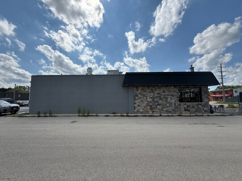 301 W Northwest Hwy, Barrington, IL à vendre - Photo du bâtiment - Image 3 de 12