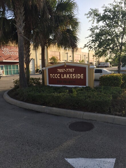 7735 SW Ellipse Way, Stuart, FL à louer - Photo du bâtiment - Image 2 de 2