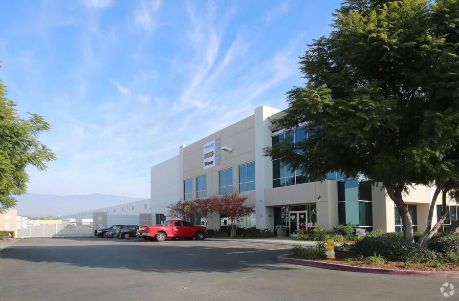 300-310 S Tippecanoe Ave, San Bernardino, CA à louer - Photo du bâtiment - Image 2 de 8