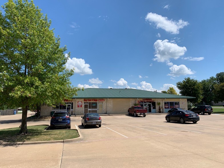 909-911 E Davis St, Mesquite, TX à louer - Photo du bâtiment - Image 2 de 7