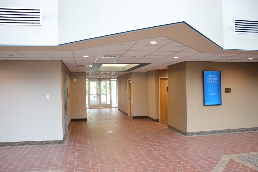 21495 Ridgetop Cir, Sterling, VA for sale - Building Photo - Image 3 of 16