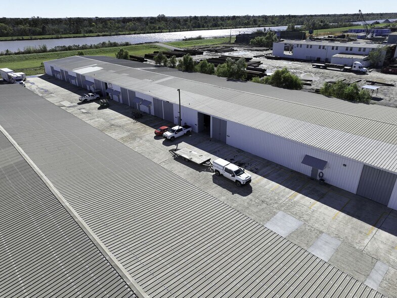 2211 - 2217 Engineers Rd, Belle Chasse, LA à louer - Photo du bâtiment - Image 2 de 14