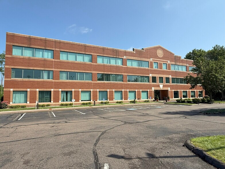 700 W Johnson Ave, Cheshire, CT à louer - Photo du bâtiment - Image 2 de 9