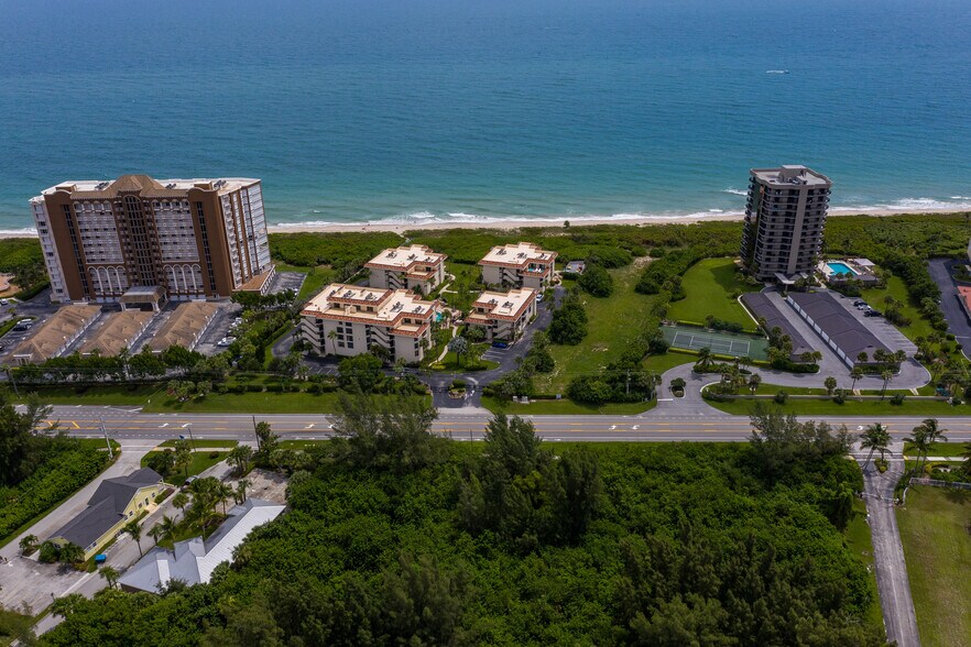 4002 N A1A, Hutchinson Island, FL à vendre - Photo du bâtiment - Image 2 de 5