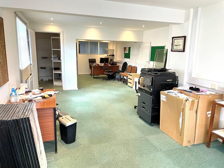 98 Thorpe Lea Rd, Egham à vendre - Photo du bâtiment - Image 2 de 16