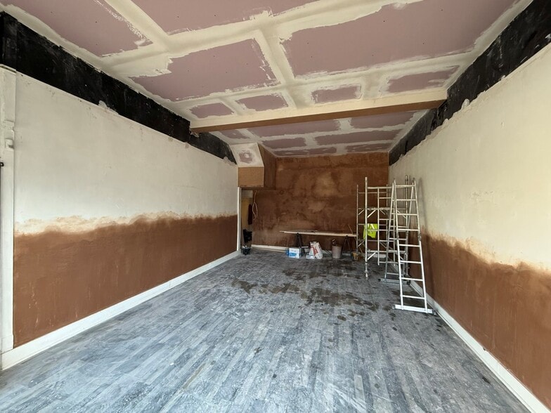 98 George V Ave, Worthing for lease - Interior Photo - Image 3 of 5