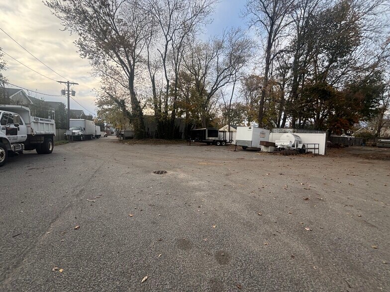 249 Broadway, Amityville, NY à vendre - Photo du bâtiment - Image 3 de 5