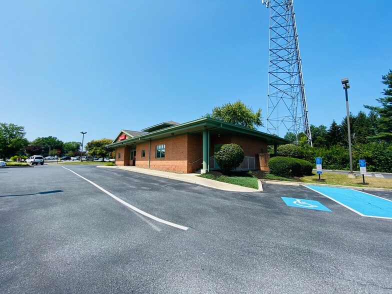 3060 Industry Dr, Lancaster, PA for lease - Building Photo - Image 3 of 25