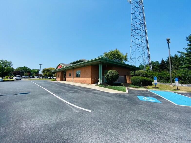 3060 Industry Dr, Lancaster, PA à louer - Photo du bâtiment - Image 3 de 25