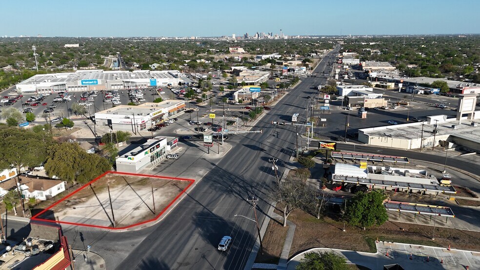 984 Bandera Rd, San Antonio, TX à vendre - Photo du bâtiment - Image 2 de 4