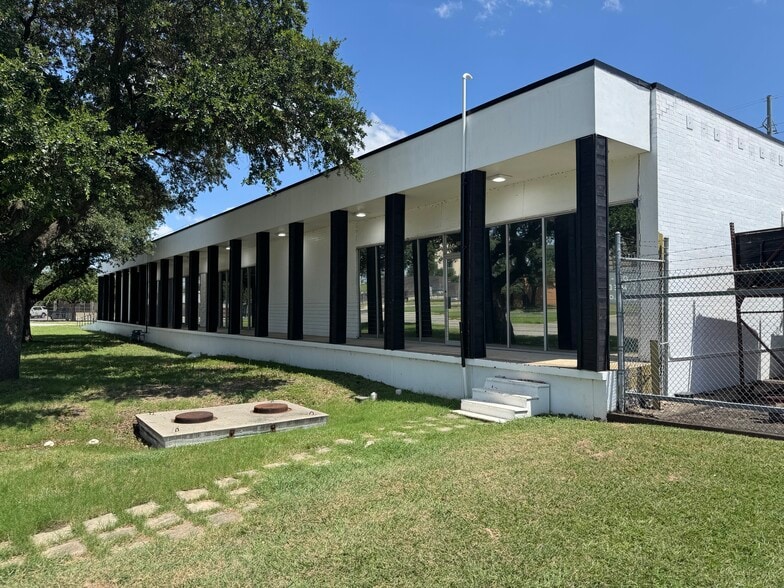 7205 Envoy Ct, Dallas, TX for sale - Building Photo - Image 2 of 9